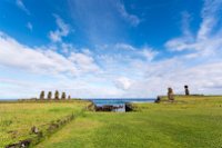 Kein Vergleich zum Vortag, die Moai vom Ahu Tahai erstrahlen in der Sonne, dazu blauer Himmel.